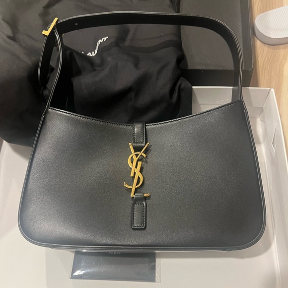 Saint Laurent
Le 5 À 7 Hobo - Picture 6 of 9